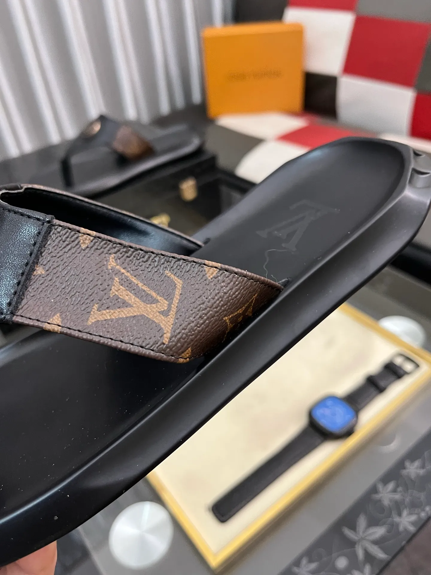 Men's shoes 💰260⌚️⌚️lv-Louis Vuitton) new men's sandals, high-end boutique, exquisite embossed logo decoration on the upper, fine workmanship, super soft soles, casual, loose and comfortable, a must-have in summer! \nsize: 38-443️⃣Colors available